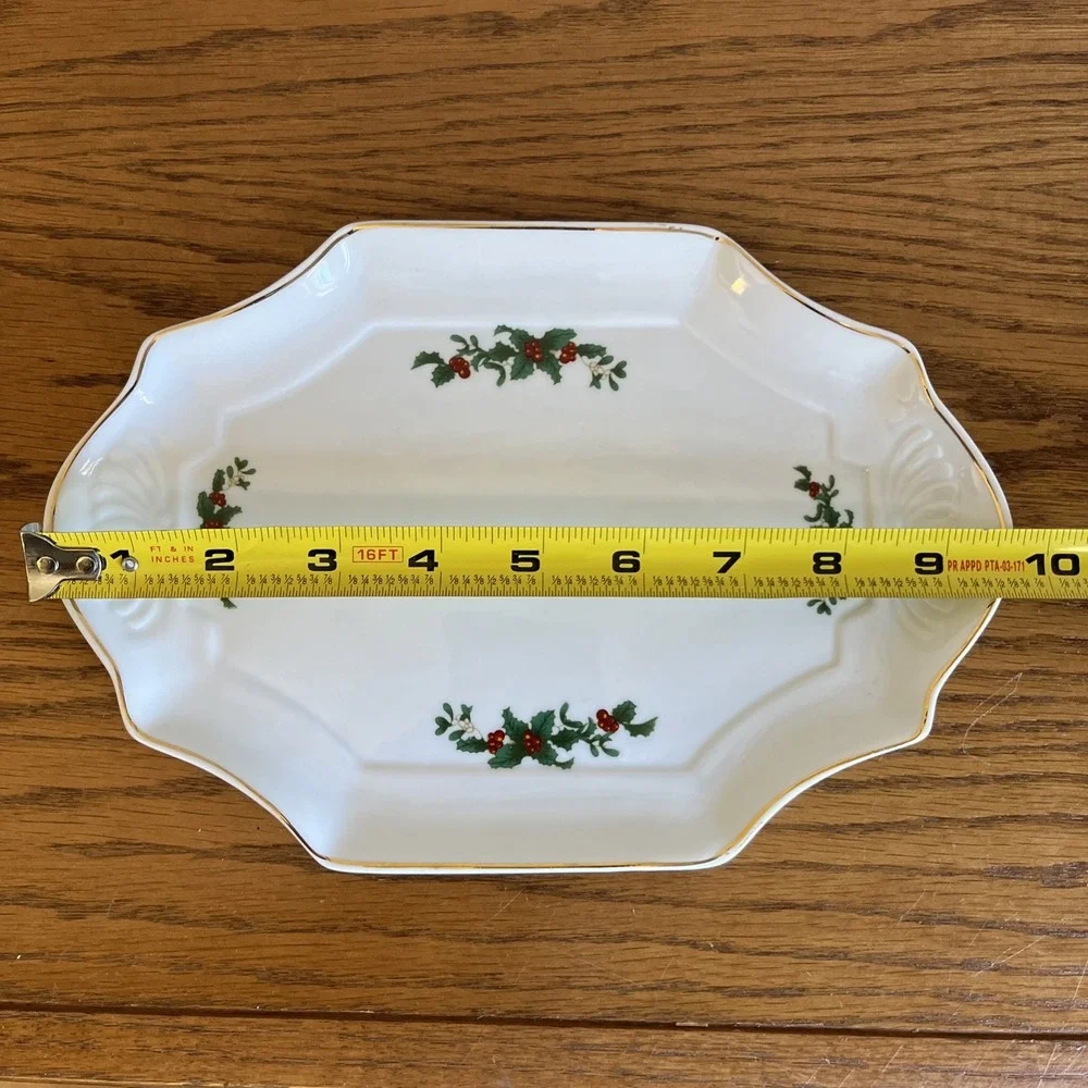 Vintage Victoria's Garden Holly Berry Plate Platter‎ 10.75